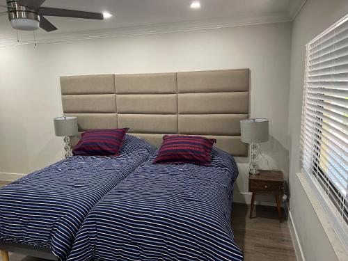two beds sitting next to each other in a bedroom at SEA ECHO APPARTMENT MOTEL in Fort Lauderdale