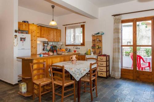 kuchnia ze stołem, krzesłami i stołem oraz kuchnia w obiekcie LESKA APARTMENT IN ARGYROUPOLI w mieście Arjirupoli