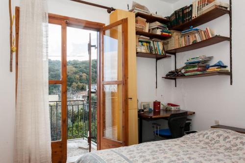 sypialnia z łóżkiem, oknem i biurkiem w obiekcie LESKA APARTMENT IN ARGYROUPOLI w mieście Arjirupoli