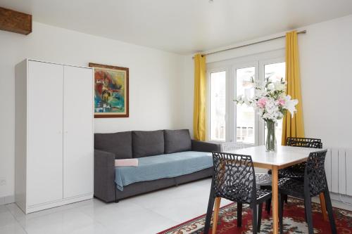 sala de estar con sofá, mesa y sillas en Le blanc 23D 1ère ETG F2 duplex face gauche en Le Blanc-Mesnil