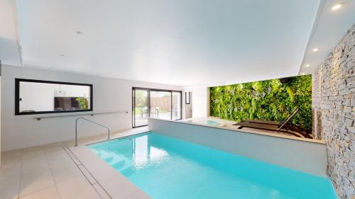 une piscine au milieu d'une maison dans l'établissement VILLA OCEAN ZEN, à Combrit