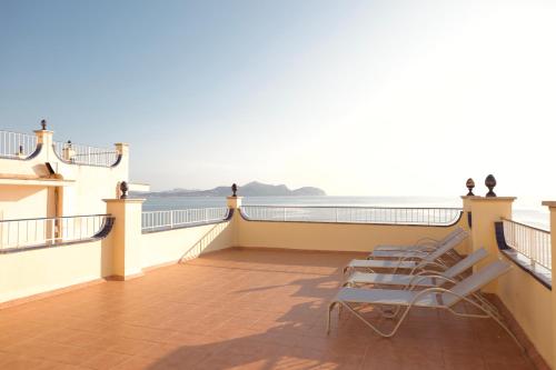 a balcony with chairs and a view of the ocean at JS Horitzó in Can Picafort