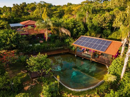 an overhead view of a house with a solar roof at Casa Rosa - Paraíso na Natureza piscina natural, Wi-Fi - 25 minutos do centro in Brasília