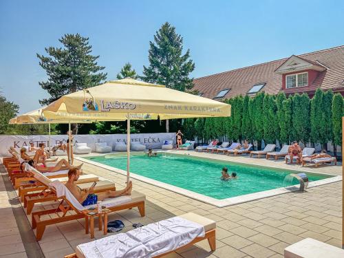 Bazén v ubytování Kaštel Ečka nebo v jeho okolí
