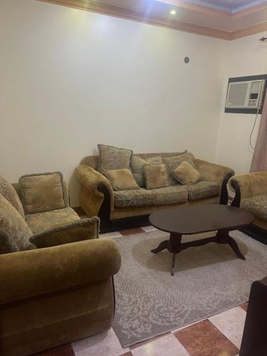 a living room with couches and a coffee table at الراحة بلازا للشقق المفروشة in Sharurah