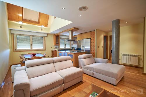 sala de estar con sofá y mesa en Duplex Monforte, en Monforte de Lemos