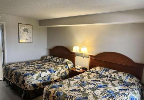 Ένα ή περισσότερα κρεβάτια σε δωμάτιο στο Updated One Bedroom Condo- Boardwalk Resort Unit 837 - Direct Oceanfront! Sleeps 8!