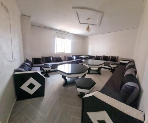 uma sala de estar com sofás e mesas num quarto em Familie appartement Alhoceima em Ajdir