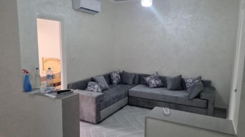 a living room with a couch and a table at Familie appartement Alhoceima in Ajdir
