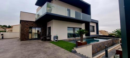 une maison moderne avec une piscine dans l'établissement Chambre de luxe, spa, piscine, entre mer et montagne, à Villelongue-dels-Monts