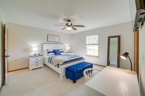 Una cama o camas en una habitación de Eufaula Oasis with Screened Porch Unwind in Style!