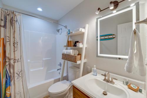 La salle de bains est pourvue d'un lavabo, de toilettes et d'un miroir. dans l'établissement Eufaula Oasis with Screened Porch Unwind in Style!, à Eufaula