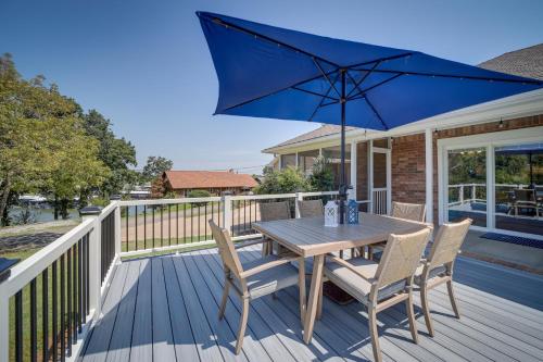 Un balcón o terraza de Eufaula Oasis with Screened Porch Unwind in Style!
