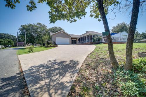 Jardín al aire libre en Eufaula Oasis with Screened Porch Unwind in Style!