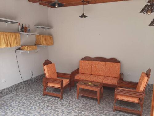 een kamer met 3 stoelen, een bank en een tafel bij Alojamiento Casa Grande in Iquitos