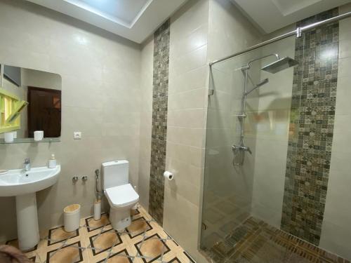 e bagno con doccia, servizi igienici e lavandino. di Ryad 91 a Casablanca