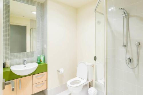 ein Badezimmer mit Toilette, Waschbecken und Dusche in der Unterkunft Simple on Swanston - A Central Student Accom Studio in Melbourne