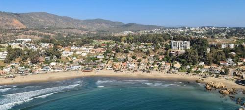 una vista aérea de una playa con una ciudad en Strandvagen Maitencillo, en Puchuncaví