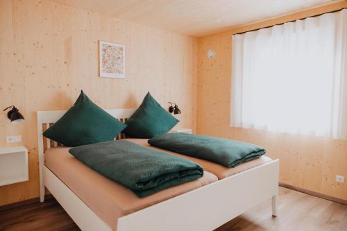 Postel nebo postele na pokoji v ubytování BodenSEE Apartment Neukirch Goppertsweiler FUCHS