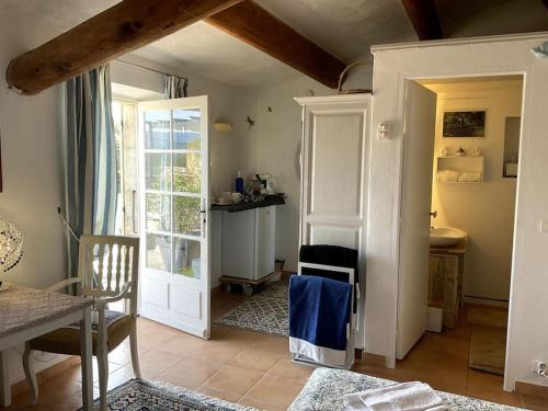 Η κουζίνα ή μικρή κουζίνα στο Chambre d'hôtes chez Maguy B-Villa Makeire