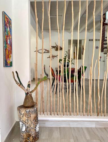 a vase with a plant in a room at Casa de las Flores tropical in San Andrés