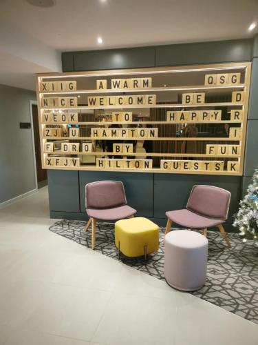 Posezení v ubytování Hampton by Hilton Corby