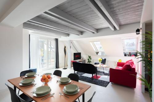 Luxury 4-rooms apartment with terrace في براغ: غرفة معيشة مع طاولة وكراسي خشبية