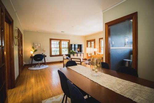 Habitación con mesa de comedor y sala de estar. en Beautiful 2BR Loft in Prime Location en Greeley