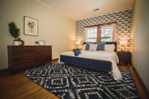 En eller flere senge i et værelse på Beautiful 2BR Loft in Prime Location