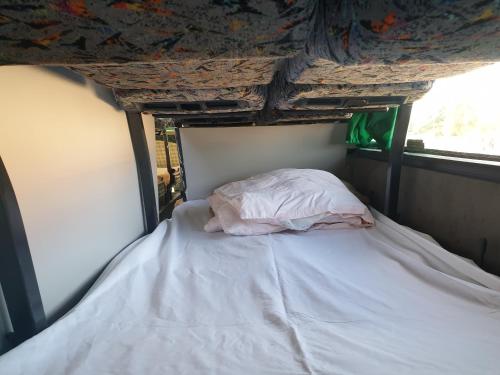 Ліжко або ліжка в номері Hotel Autokar Kamper 2 pietrowy, kuchnia, wc, kapsuly sypialne
