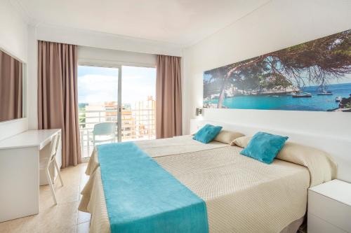 um quarto de hotel com uma cama e uma grande janela em Hotel Kilimanjaro em El Arenal