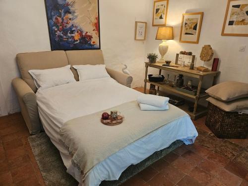 Un dormitorio con una cama con un plato de comida. en La Crocherie : Gîte des Elfes - Free Wifi & Smart TV, en Beaumont-Pied-de-Boeuf