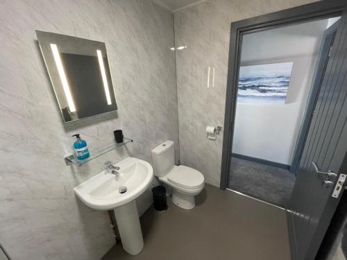 Vonios kambarys apgyvendinimo įstaigoje Spacious 1 bedroom apartment in Bolsover