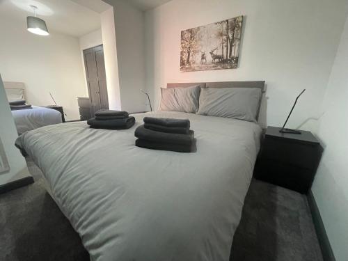1 dormitorio con 1 cama con 3 almohadas en Ideal family apartment in Bolsover sleeps 4 en Chesterfield