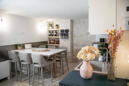 a kitchen and dining room with a table and chairs at Alle volte Maison deluxe in Giovinazzo