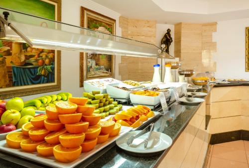 een buffet met sinaasappels en ander fruit uitgestald bij Hotel Kilimanjaro in El Arenal