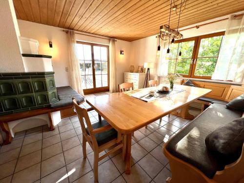 eine Küche und ein Esszimmer mit einem Holztisch in der Unterkunft Charmantes Landhaus in Oberteuringen