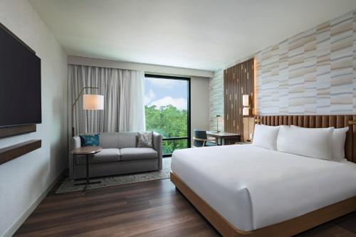 Postel nebo postele na pokoji v ubytování Hyatt Regency Conroe