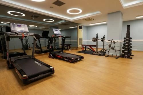 Fitness centrum a/nebo fitness zařízení v ubytování Paliria Hotel