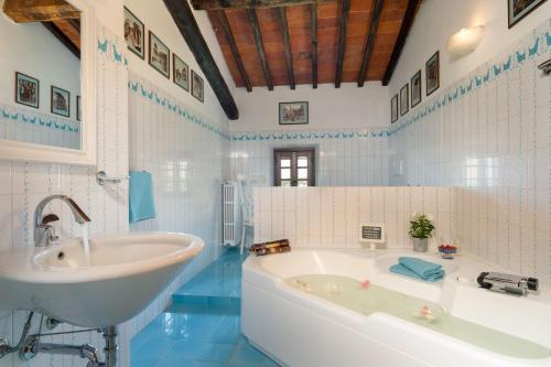 uma casa de banho com uma banheira e um lavatório em Podere Le Pozze em Sinalunga