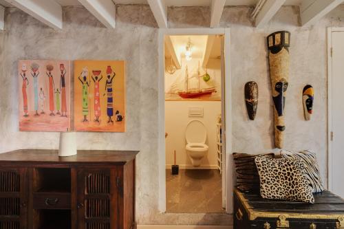 Pokój z łazienką z toaletą i oknem w obiekcie La maison des vignes w mieście Saint-Pierre-de-Bat