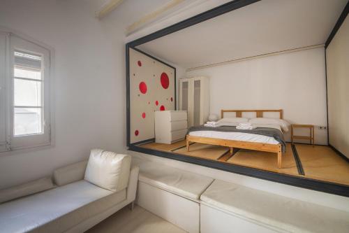 A bed or beds in a room at Catalunya Casas Pied-à-terre in central Barcelona 100m from beach