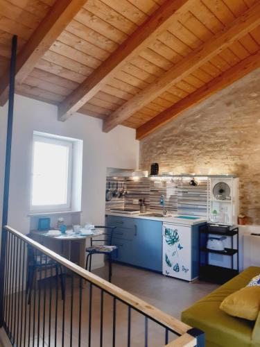 una cucina con piano cottura e tavolo in una stanza di Casina a Porta Sant'Angelo a Perugia