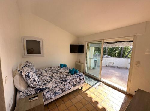 une chambre avec un lit et une grande fenêtre dans l'établissement Villa paradisiaque 10 couchages, à Mougins
