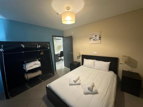 een slaapkamer met een bed met handdoeken erop bij Apartamentos Basalto in Madalena