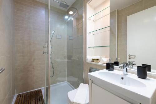 ein Bad mit einer Dusche, einem Waschbecken und einem WC in der Unterkunft Stayo Oxford Street in London