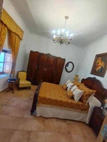 Un dormitorio con una cama con un osito de peluche. en Casa Doña Gumersinda, en San Carlos del Valle