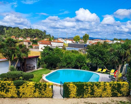 - une piscine dans la cour d'une maison dans l'établissement Casa da Belavista, à Trofa