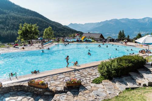 une grande piscine avec de nombreuses personnes dans l'établissement Studio Cocon aux Orres 1650 au pied des pistes et vue montagne, aux Orres