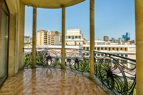 uma varanda com vista para a cidade em Luxary Home Millennium em Baku